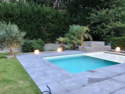 creation-de-piscine-amenagement-exterieur-renovation-de-piscine-avec-cascade-moderne-pas-cher