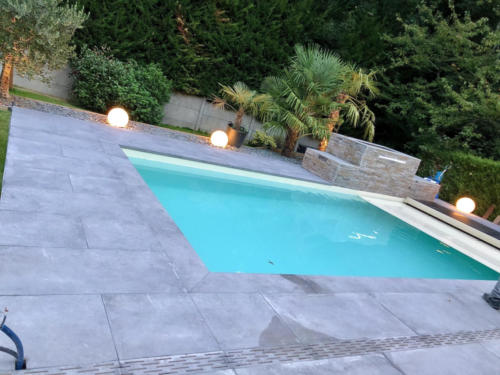 maconnerie-caldeira-piscine-exterieur-moderne-amenagement-exterieur-carrelage-gris-entreprise-de-maconnerie-travaux