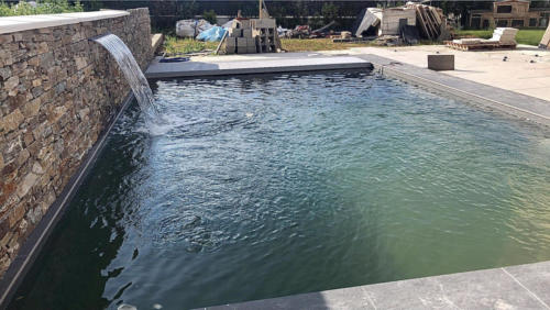 piscine-saint-remy-les-chevreuse-equiper-moderne-avec-fontaine-cascade-integrer